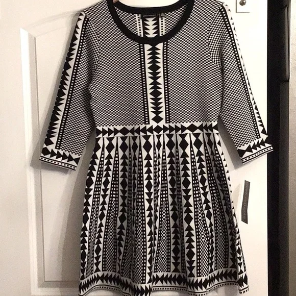 NWT Blck n wht knit mini dress. Skater style skirt 3/4 sleeves 2 small 2 lg - Picture 2 of 5